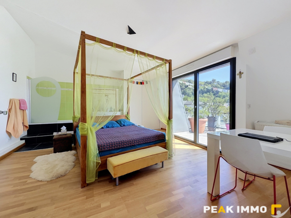 Appartement attique - 4 pièces - 145 m2 - Garages - Aix les