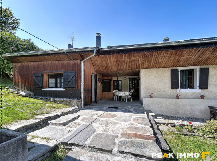 Ferme de pays composée de 5 appartements et terrains attenan