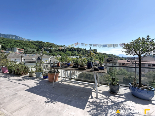 Appartement attique - 4 pièces - 145 m2 - Garages - Aix les
