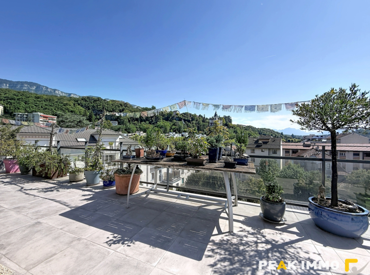 Appartement attique - 4 pièces - 145 m2 - Garages - Aix les
