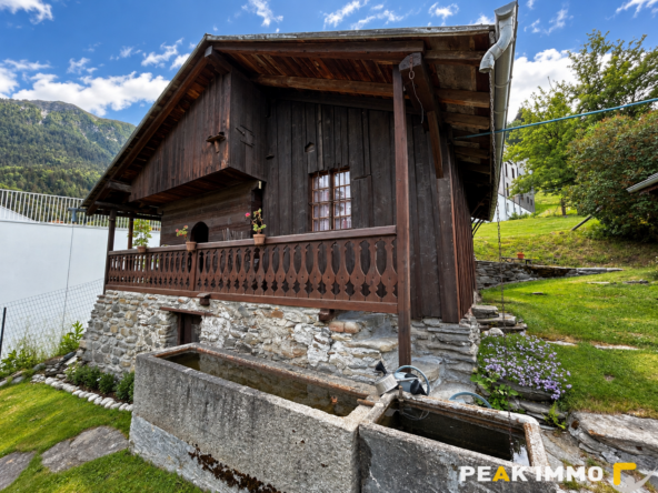 Ferme de pays composée de 5 appartements et terrains attenan