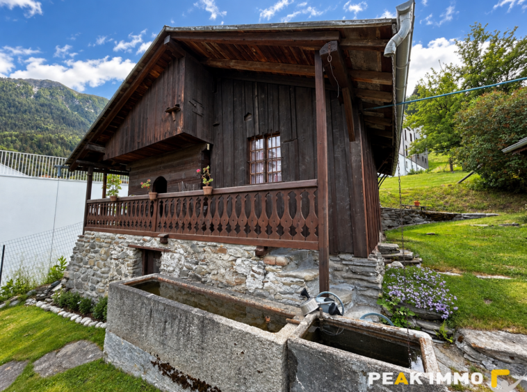 Ferme de pays composée de 5 appartements et terrains attenan