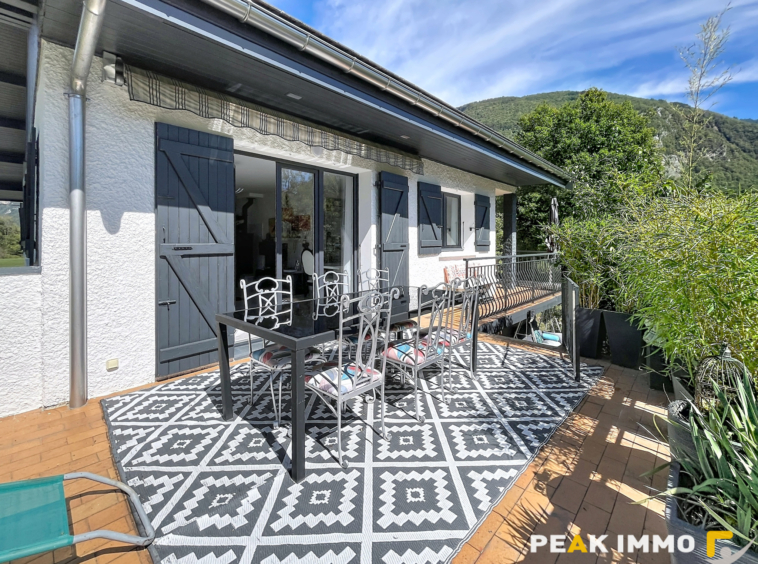 A vendre maison rénovée   Terrain de 2 841 m2 piscinable
