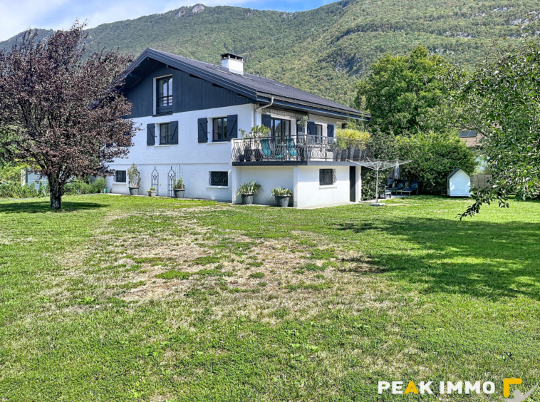 A vendre maison rénovée   Terrain de 2 841 m2 piscinable