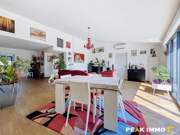 Appartement attique - 4 pièces - 145 m2 - Garages - Aix les