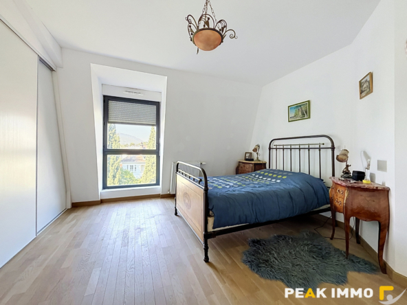 Appartement attique - 4 pièces - 145 m2 - Garages - Aix les