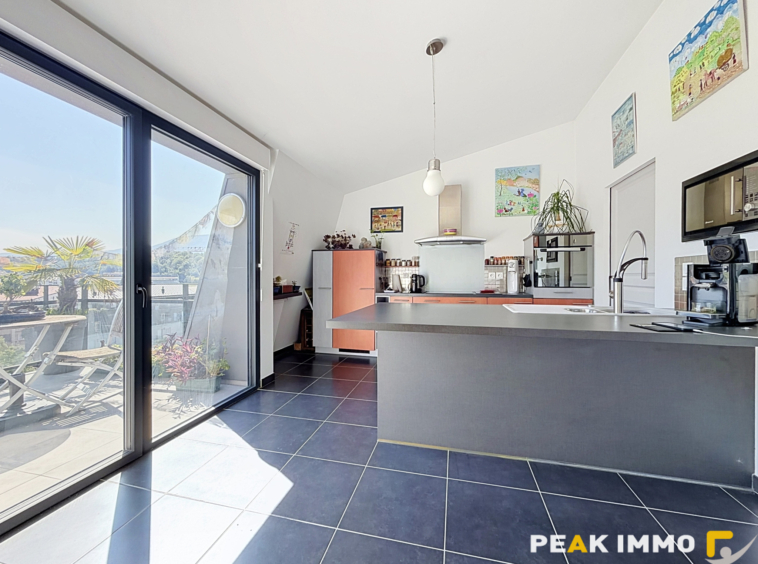 Appartement attique - 4 pièces - 145 m2 - Garages - Aix les