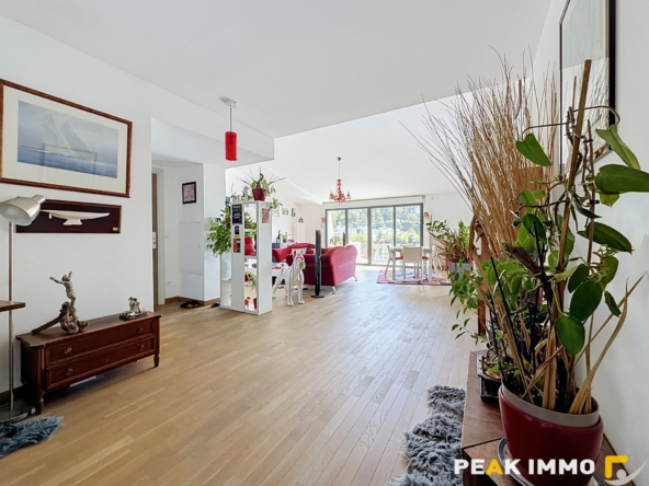 Appartement attique - 4 pièces - 145 m2 - Garages - Aix les