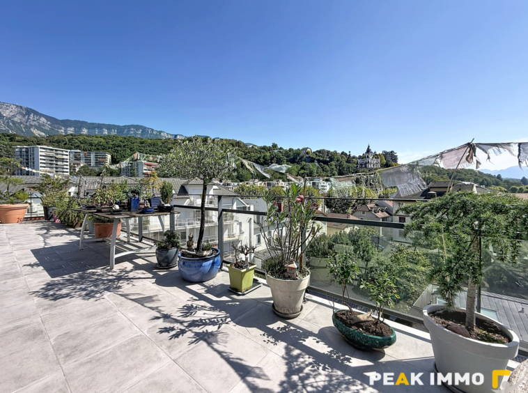 Appartement attique - 4 pièces - 145 m2 - Garages - Aix les