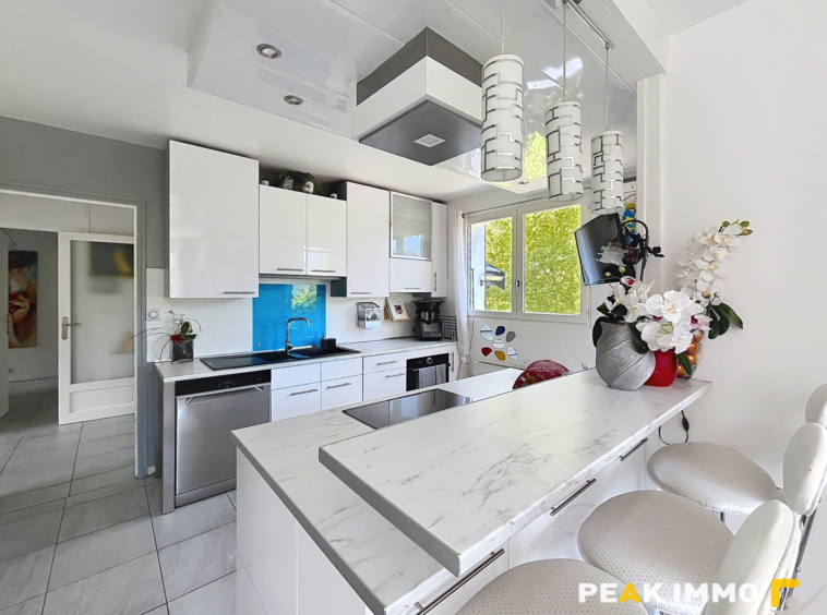 A vendre maison rénovée   Terrain de 2 841 m2 piscinable