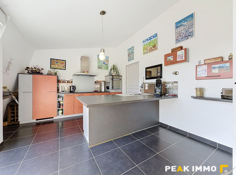 Appartement attique - 4 pièces - 145 m2 - Garages - Aix les