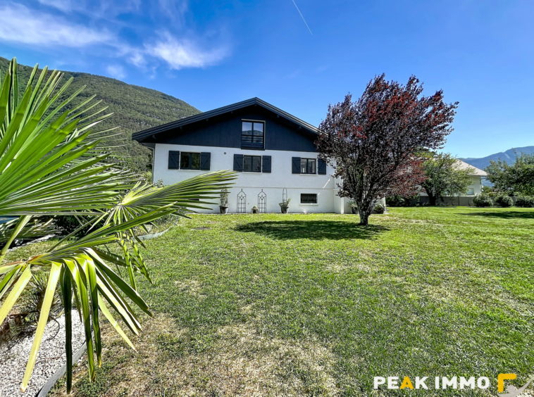 A vendre maison rénovée   Terrain de 2 841 m2 piscinable