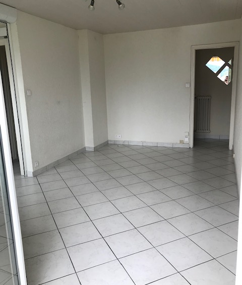 VILLE-LA-GRAND   À louer, appartement récent de type T3 proc